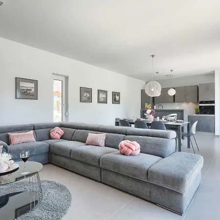 Ella Premantura By Interhome Pula